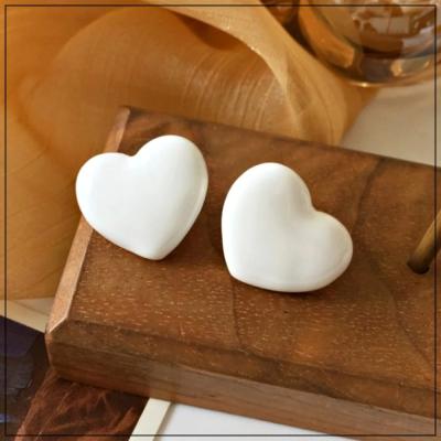 China Cute New Vintage Heart Stud Earring Fashion Jewelry Gifts For Girls Wholesale Accessory for sale