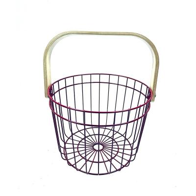 China Multifunctional Viable Kitchen Bath Toy Fruit Flower Organizer Metal Mesh Storage Neatening Basket Wire With Wooden Handle for sale