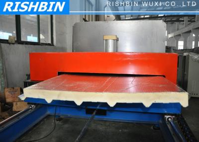 China Maquinaria plana del panel de bocadillo de la PU con SOLDADO ENROLLADO EN EL EJÉRCITO u hojas del aluminio en UAE, Dubai en venta