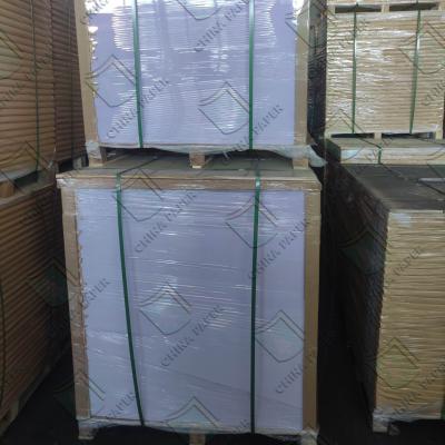 China milieuvriendelijke gerecyclede pulp 150gm 170gm White Top Kraft Liner platen/ Wihte Testliner Te koop