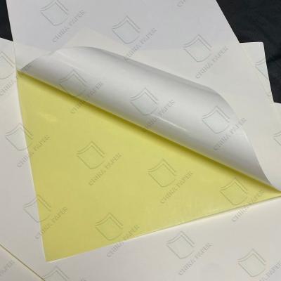 China 150-250 gsm Geel afdrukbaar waterdicht vinyl-stickerpapier zelfklevend etikettenblad voor op maat gemaakte stickers Te koop