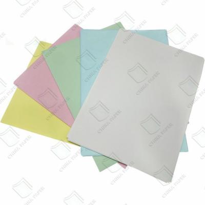 China 55-80g CB CFB CF Jungfräuliche Holzzzellstoff farbenfroh kohlenstofffreies Kopierpapier NCR Rechnungspapier zu verkaufen