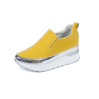 China 2021 Fashion Trend New Fashion Comfortable Slip On Shoes For Women Style Casual Soft Walking Shoes for sale