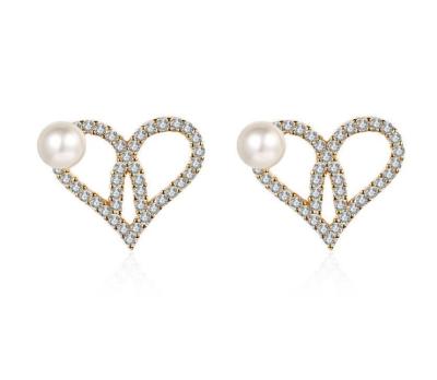 China Trendy Fashion Gold Pearl Heart Stud Earrings For Women Wholesale for sale