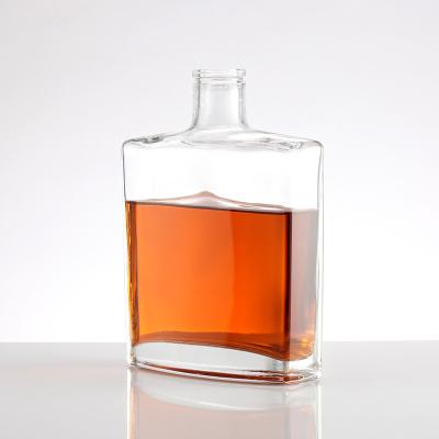 China Garrafa de vidro transparente rectangular 750 ml Capacidade para produção de licor fabricado por máquina à venda