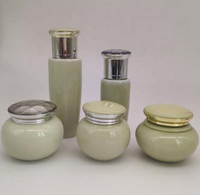 Cina Personal care beautiful ceramic bottle set cream lotion bottles in vendita