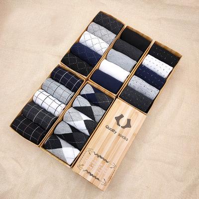 China New Design QUICK DRY Box Cotton Argyle Socks Business Dress Packaging Men's Socks for sale