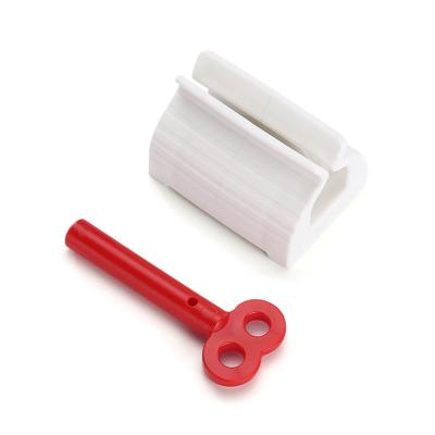 China Viable Creative Toothpaste Bathroom Accessories Manual Rolling Squeezer for sale