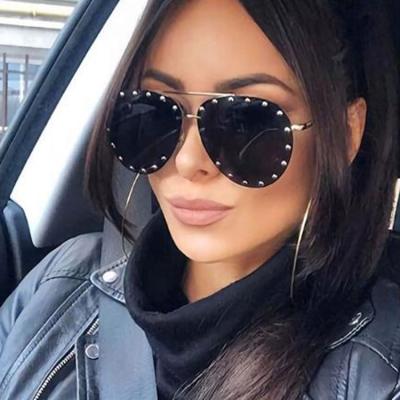 China Fashion Sunglasses Men 2022 Vintage Metal Shades Pilot Quality Studded Designers Sunglasses Top Luxury Rimless Sun Glasses For Women for sale