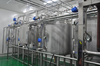 Cina Progetto chiavi in mano con i carri armati dell'acciaio inossidabile, pianta della macchina utensile del succo della bevanda in vendita