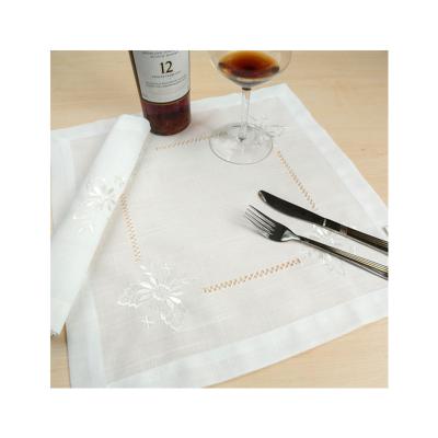 China Embroidered Decorative Decorative Hollow Out Place Mat Placemat Canvas Dining Table Mat for sale