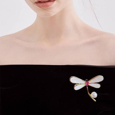 China Hot Sale Korean ALLOY Fashion Jewelry Dragonfly Design Clear Shell Brooch Luxury Freshwater Pearl Brooch Pin For Women for sale