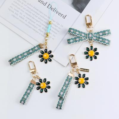 China Simple Style Green Boxcar Retro Boxcar Simple Green Boxcar Bag Simple Green Retro Ribbon Lace Ribbon Daisy Keychain Pendant Daisy Keychain for sale