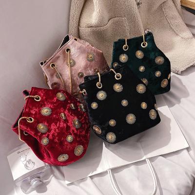 China Fashion New Women's Shoulder Bags Large Capacity Bucket Bag Golden Chain Shoulder Strap Makeup Bag for sale