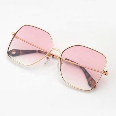 Chine Lunettes de soleil formées par Pentagone élégantes en métal de femmes de lunettes de soleil de mode de vie de dames faites sur commande à vendre