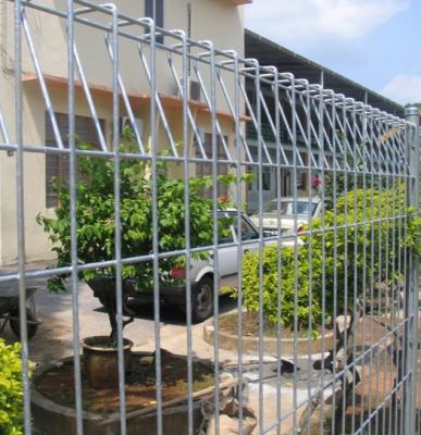 China Easily Assembled European Popularity Roll Top Triangle Bending Welded Wire Mesh Fence BRC Garden Fencing for sale