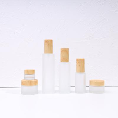 China 20g 30g 50g 100g Perfume Cosmetic Jar Glass Cream Jar With Wooden Bamboo Lid for sale