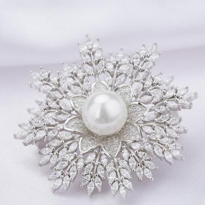 China Silver Brooches Crystal Vintage Flower Brooch Pin Rhinestone Pearl Brooch New Product Sterling for sale