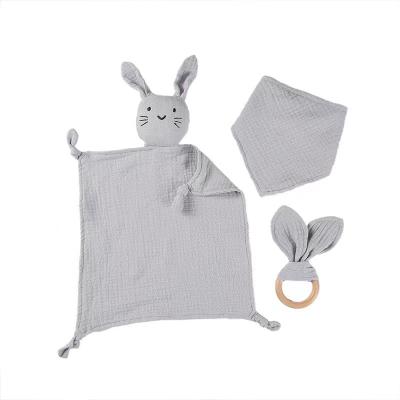 China Portable 100% Muslin Cotton Blanket Accessories Set Wooden Baby Rabbit Teether Ring Toy Baby Teether Gift Box Set for sale