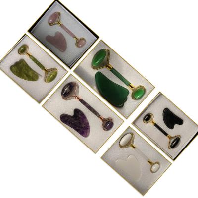 Chine Couleur cadre argenté 2 en 1 rouleau de jade naturel et jeu de Gua Sha pour le massage facial à vendre