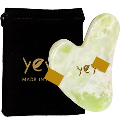 Cina Green Jade Guasha Stone Facial Neck Body Massage Strumento di raschiatura per il logo del viso e del corpo in vendita