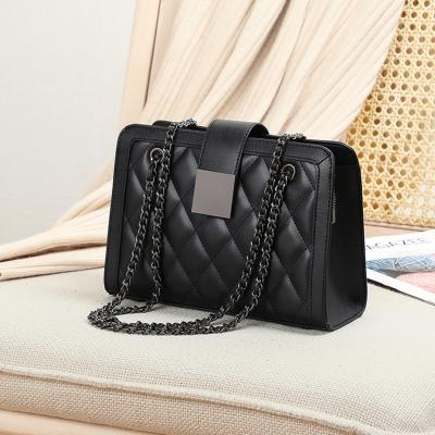 China 2022 Custom Water Resistant Black Diamond Hardware Chain Logo Body Shoulder Sling Genuine Leather Crossbody Bag for sale