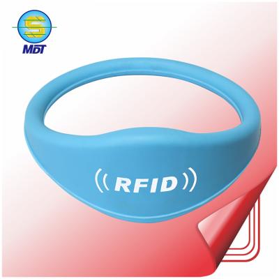 China Waterproof / Weatherproof DU Silicone 13.56 RFID Wristband for sale