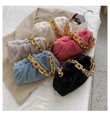 China Fashion Hot Selling Luxury Women's Plush High Capacity Thick Chain Cloud Bag Handbag for sale