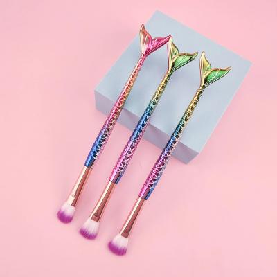 Chine Cheek Eyeshadow Brush Mermaid Eye Makeup Brush Highlight Silhouette Retouch Brush Colorful Handle Beauty Makeup Electroplating Tool à vendre