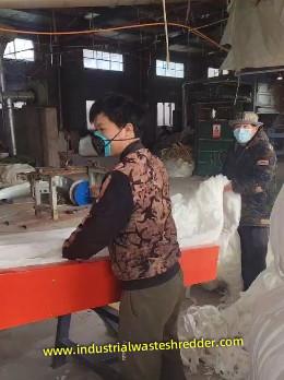 China Industrial waste non-woven fabrics shredder, non-woven fabric scraps chopper 700-900kg per hour,18.5KW ,crusher machine for textile industry waste for sale