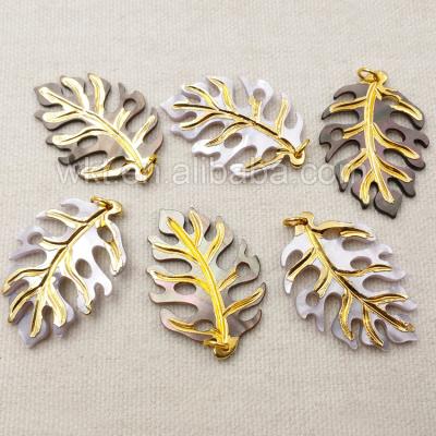 China WT-P1089 Bohemia Summer Sale Natural Shell Carved Pendant With Gold Plated, Fashion Leaf Shell Pendant for sale