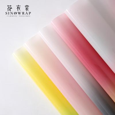 China Waterproof SINOWRAP Factory Wholesale Macaron Gradient Colors Waterproof Flower Bouquet Wrapping Paper for sale