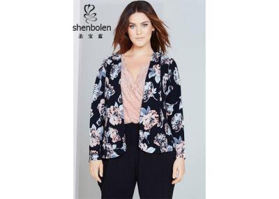 Chine L'impression florale à la mode plus l'habillement de dames de taille pour des jeunes femmes ouvrent la veste avant de cascade à vendre