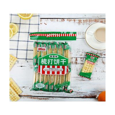 China Natural Food Biscuits High Quality Healthy Puffed Salty Soda Biscuit For White Onion Flavor for sale