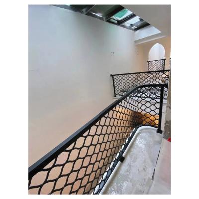 Chine Modern Interior Brass Color Metal Stair Railing Designs Modern Luxury Power Coated Wrought Iron Stair Railings à vendre