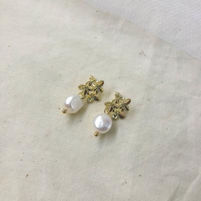 China Fashionable 18K Gold Plated Pearl Earrings Freshwater Baroque Pearl Earrings For Women for sale