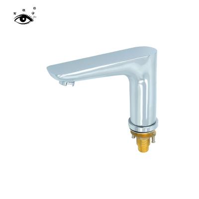 China High Quality Connecting Tub Shower Faucet G1/2 Ss304 Thread Factory Outlet Tub Filler Modern Customizable Tub Accessory for sale