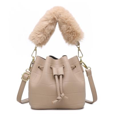 China Wholesale Winter PORTABLE 2021 Fashion Women Designer Cute Furry Handle Good Quality Bucket Bag Fox Plush Handle Casual Tote Handbag for sale