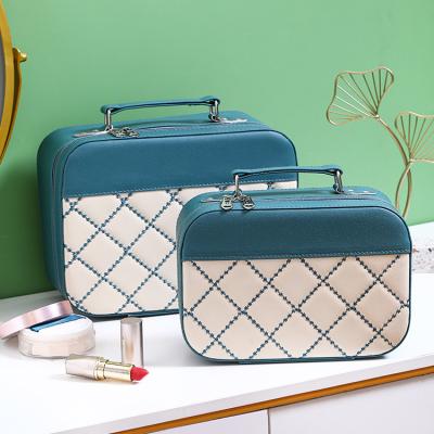 China ENGLAND STYLE 2023 new large capacity makeup brush case hard cosmetics home portable travel box boom style cosmetic case with mirror for sale