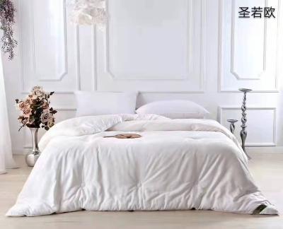 China Lightweight SROU main technology, skin-friendly, fluffy universal comforter, delicately embroidered four seasons soybean fiber core sleep for sale