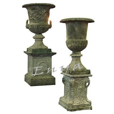 China Europe Wholesale Classic Large Decorative Cast Iron Garden Urn for sale