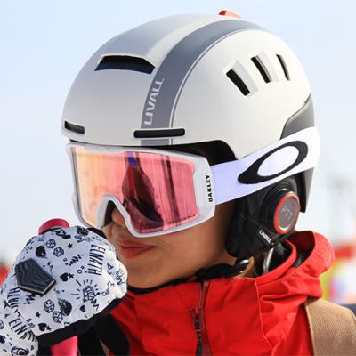 China Widely Used Sport Special Design Ski Skate Helmet PTTs Walkie Talkie Function Smart Sports for sale