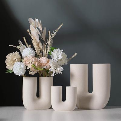 China Modern Pampas Grass Dried Flower Container Nordic Home Decor Interior Book Shelf Desktop Decoration Accessories U Shaped Ceramic Vase for sale