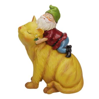 China Eco-Friendly Resin Garden Gnome With Cat Statue - Outdoor Yard Christmas Decoration for sale