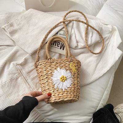 China 2022 new daisy woven ladies simple fresh portable messenger INS wind beach straw japanese simple bag for sale