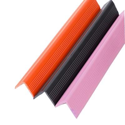 Cina Stampi di PVC di plastica anti-colisione Stripe di protezione per angolo in vendita