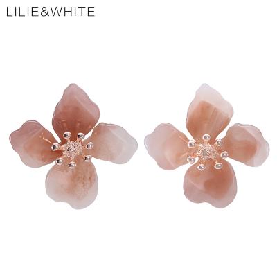 China Romantic acrylic 3D flower stud earrings for women in new natural colorway fashion costume earring jewelry 2019 for sale