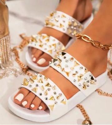 China 2021 Fashion Trend Beach Shoes Ladies Flats Sandals Ladies Open-Toed Rivet Sandals for Women and Ladies for sale