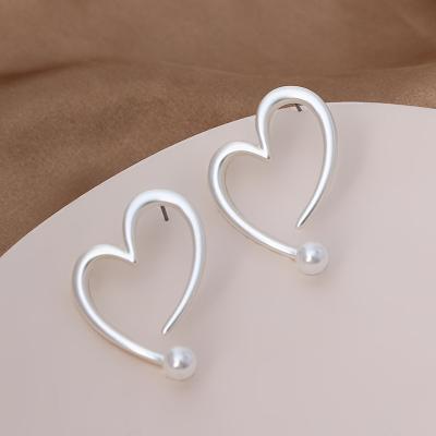 China New Design Fashion CLASSIC Custom Earrings For Women Jewelry High Quality Heart Shaped Silver Plated Studs Earrings In Zinc Alloy for sale