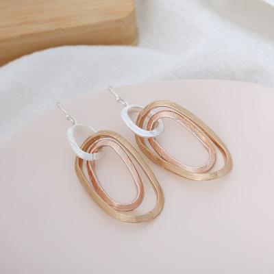 China CLASSIC European and American fashion earrings for women trendy jewelry pendant gold plated earrings in copper alloy wire drawing for sale